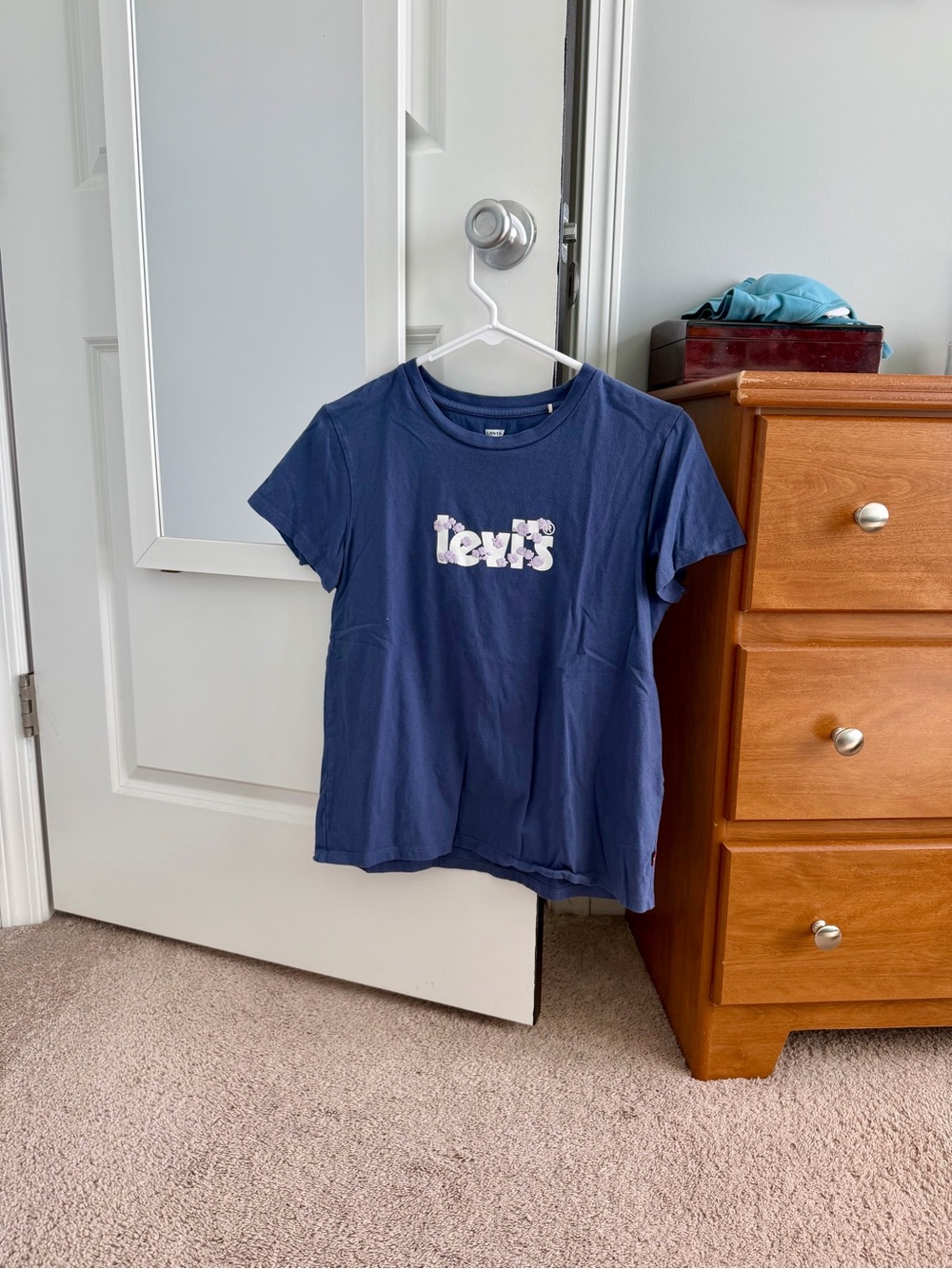 Medium Levi's floral tee